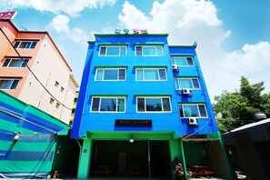 Vista frontal de la propiedad