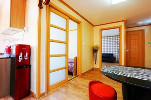 Huone (Bed) | Yksityinen keittonurkkaus | Täysikokoinen jääkaappi, mikroaaltouuni, liesi, vedenkeitin