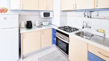 Fridge, microwave, oven, coffee/tea maker