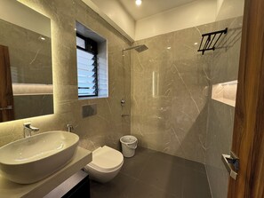 Deluxe-Zimmer | Badezimmer | Dusche, Handtücher