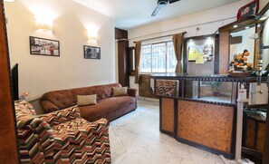Flat-screen TV - Aster Guest House (Kolkata)