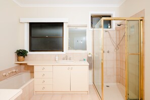 Villa | Bathroom