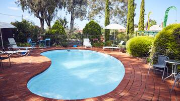 Una piscina al aire libre de temporada
