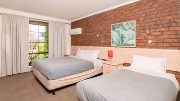 1 habitación, decoración personalizada, muebles diferentes y escritorio