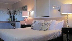 King Spa Suite | Individually decorated, individually furnished, desk, laptop workspace - Bristol Hill Motor Inn (Maryborough)