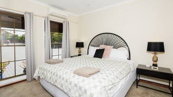 Villa | Individually decorated, individually furnished, desk, laptop workspace