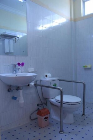 Shower, rainfall showerhead, free toiletries, hair dryer - Win Myanmar Hotel & Resort (Kalaw)