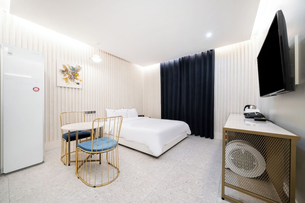 Deluxe Room | Blackout drapes, soundproofing, WiFi (free), bed sheets