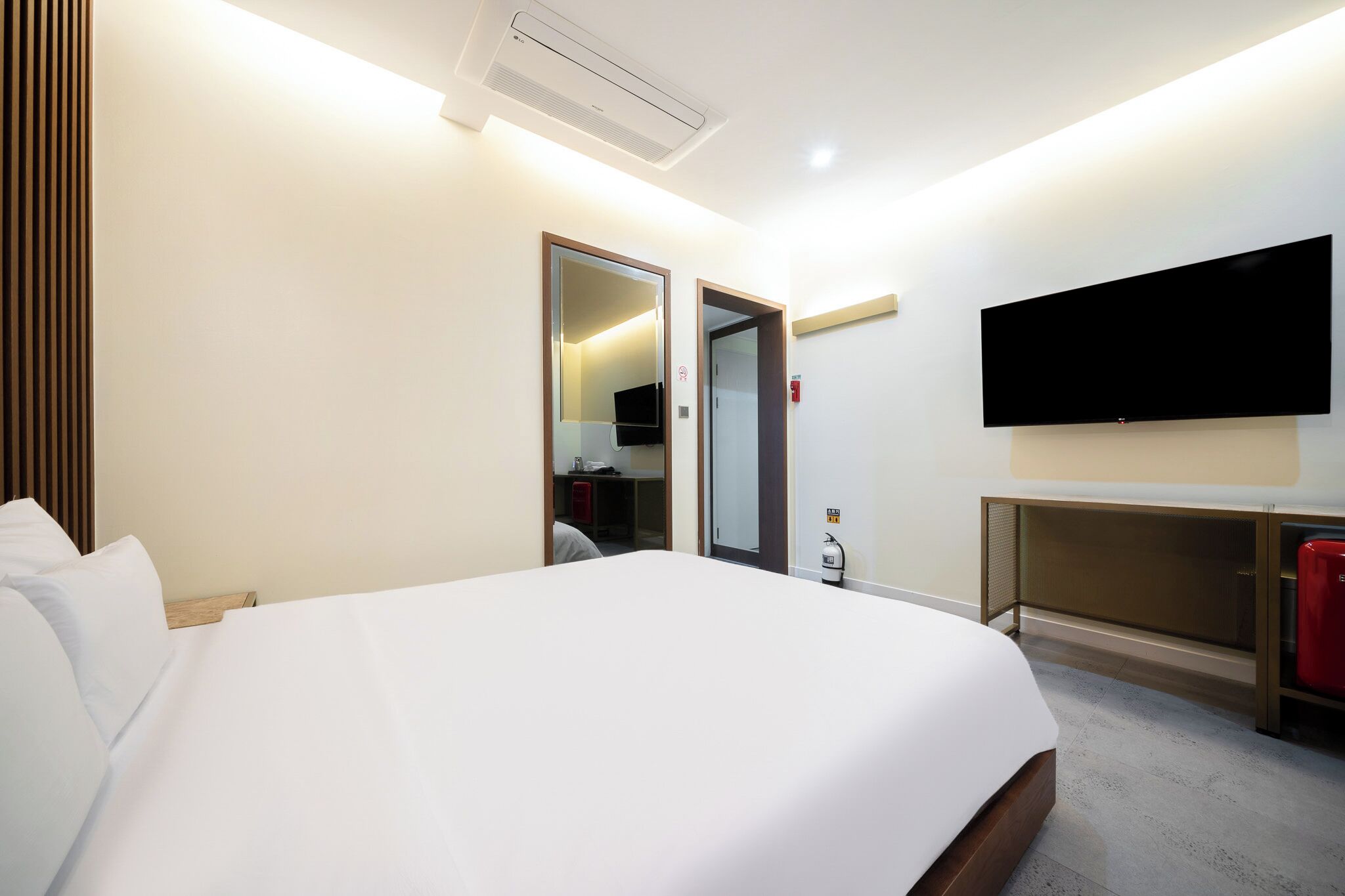 superior room (no breakfast provided on mondays) | 1 bedroom, blackout curtains, soundproofing, free wifi