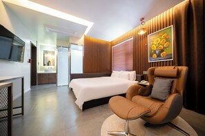 Suite (No Breakfast provided on Mondays) | 遮光カーテン、防音設備、WiFi (無料)、ベッドシーツ