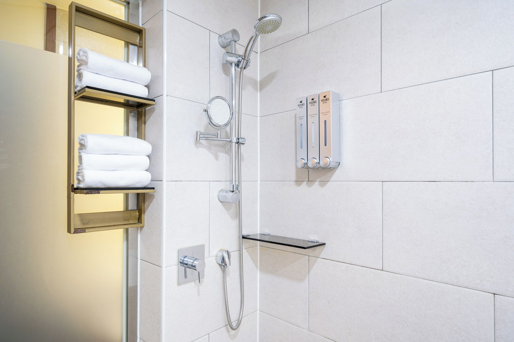 suite (no breakfast provided on mondays) | bathroom | shower, free toiletries, hair dryer, bathrobes
