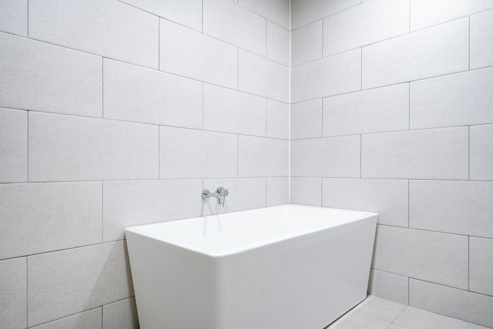 suite (no breakfast provided on mondays) | bathroom | shower, free toiletries, hair dryer, bathrobes