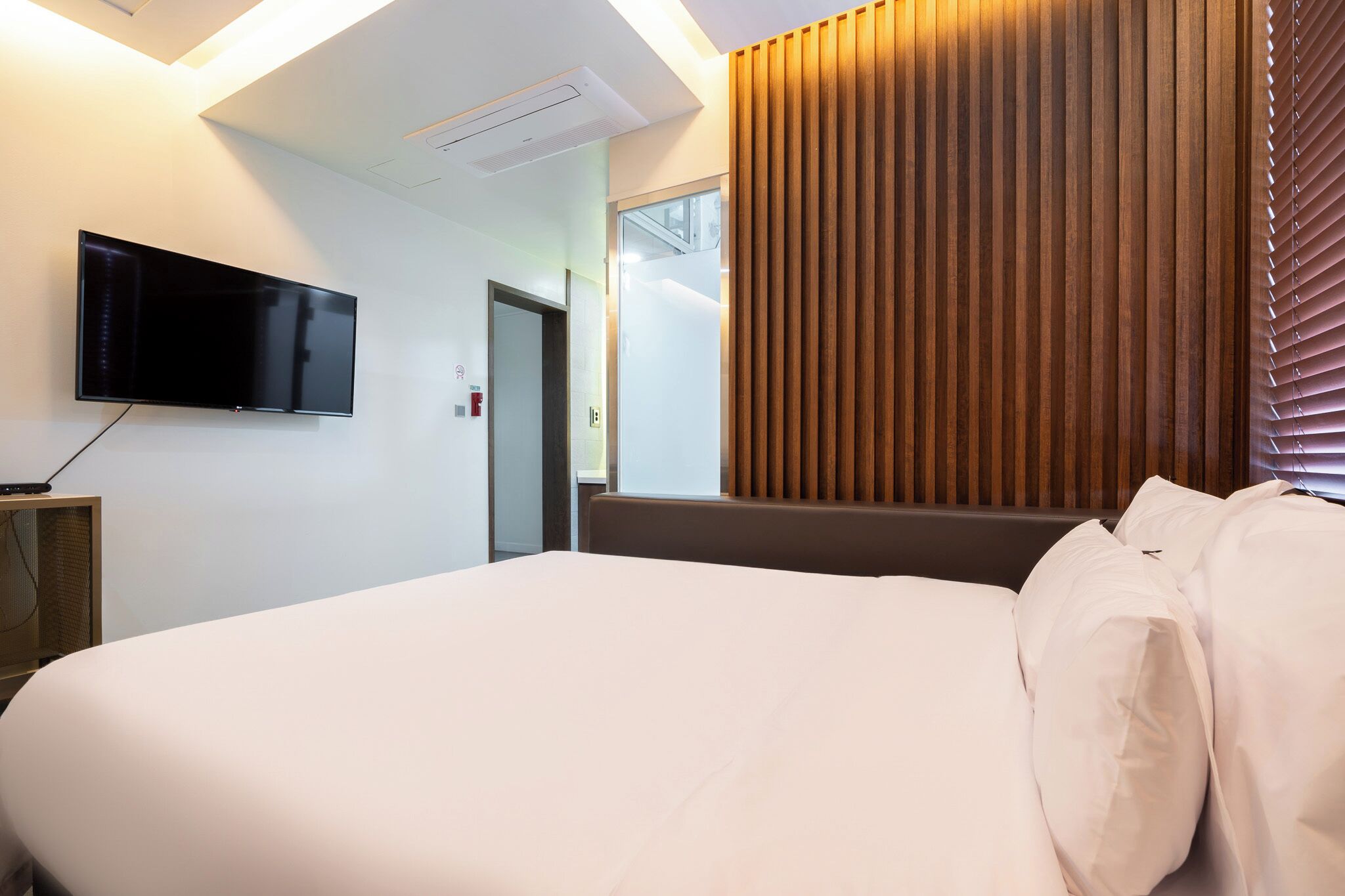 suite (no breakfast provided on mondays) | 1 bedroom, blackout curtains, soundproofing, free wifi