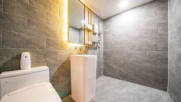 Deluxe Twin Room (No Breakfast provided on Mondays) | Bathroom | Shower, free toiletries, hair dryer, bathrobes