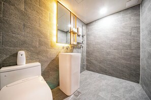 Deluxe Twin Room (No Breakfast provided on Mondays) | Bathroom | Shower, free toiletries, hair dryer, bathrobes
