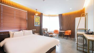 Suite (No Breakfast provided on Mondays) | Langsir/tirai gelap terus, kalis bunyi, Wi-fi percuma, cadar katil