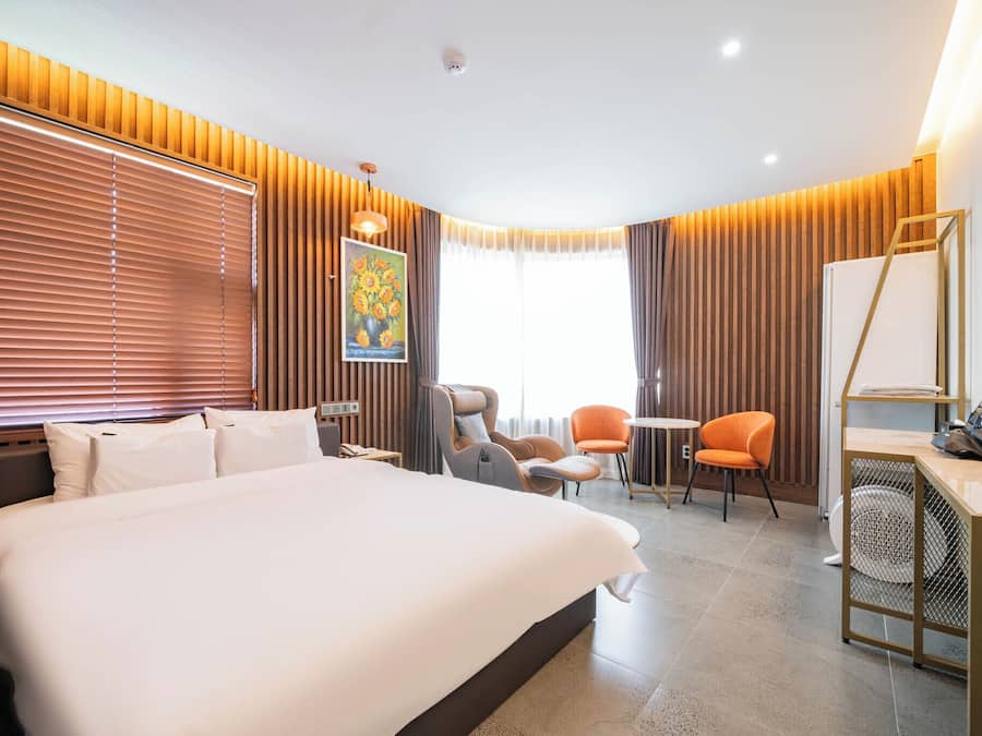 Suite (No Breakfast provided on Mondays) | Blackout drapes, soundproofing, free WiFi, bed sheets