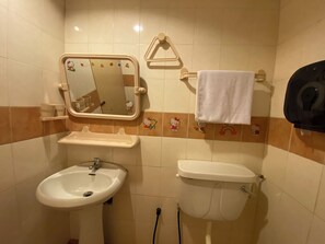 Shower, rainfall showerhead, free toiletries, bidet - OYO 89958 Hotel Umimas (Lahad Datu)