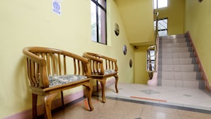 A staircase with a handrail and a patterned floor. - OYO 89958 Hotel Umimas (Lahad Datu)