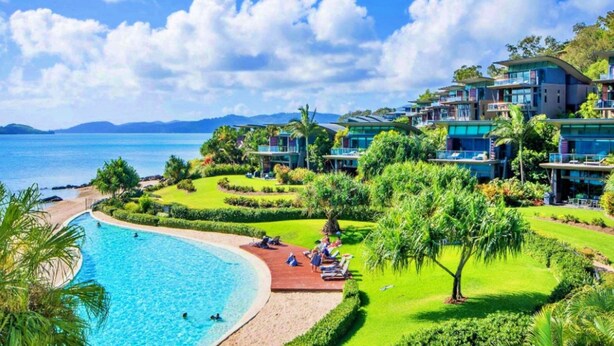 A resort with a pool, beachfront, and modern buildings. - Yacht Club 19 Bijou De Mer 2 Buggies (Whitsundays)