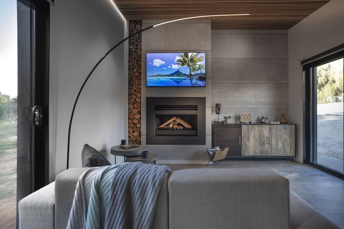 Villa Luxury, 1 letto king, non fumatori, vista lago (Merak) | Soggiorno | TV LED 60 cm con canali digitali, TV, caminetto