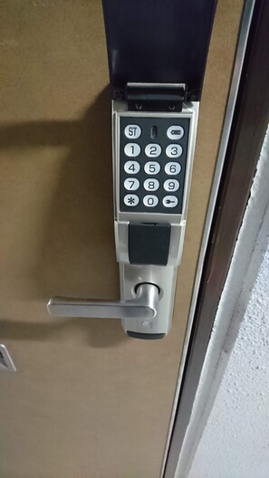 A door with a numeric keypad lock. - Uzumasa 203 (Kyoto)