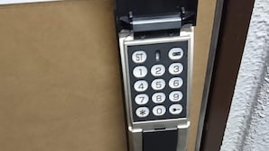 A door with a numeric keypad lock. - Uzumasa 206 (Kyoto)