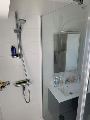 Dusche, Haartrockner, Handtücher, Shampoo