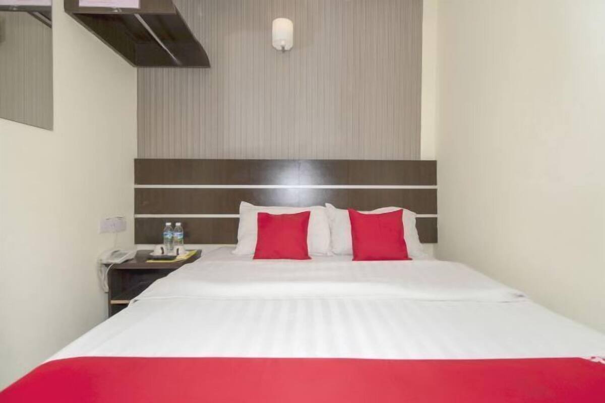 Desk, WiFi (free), bed sheets
