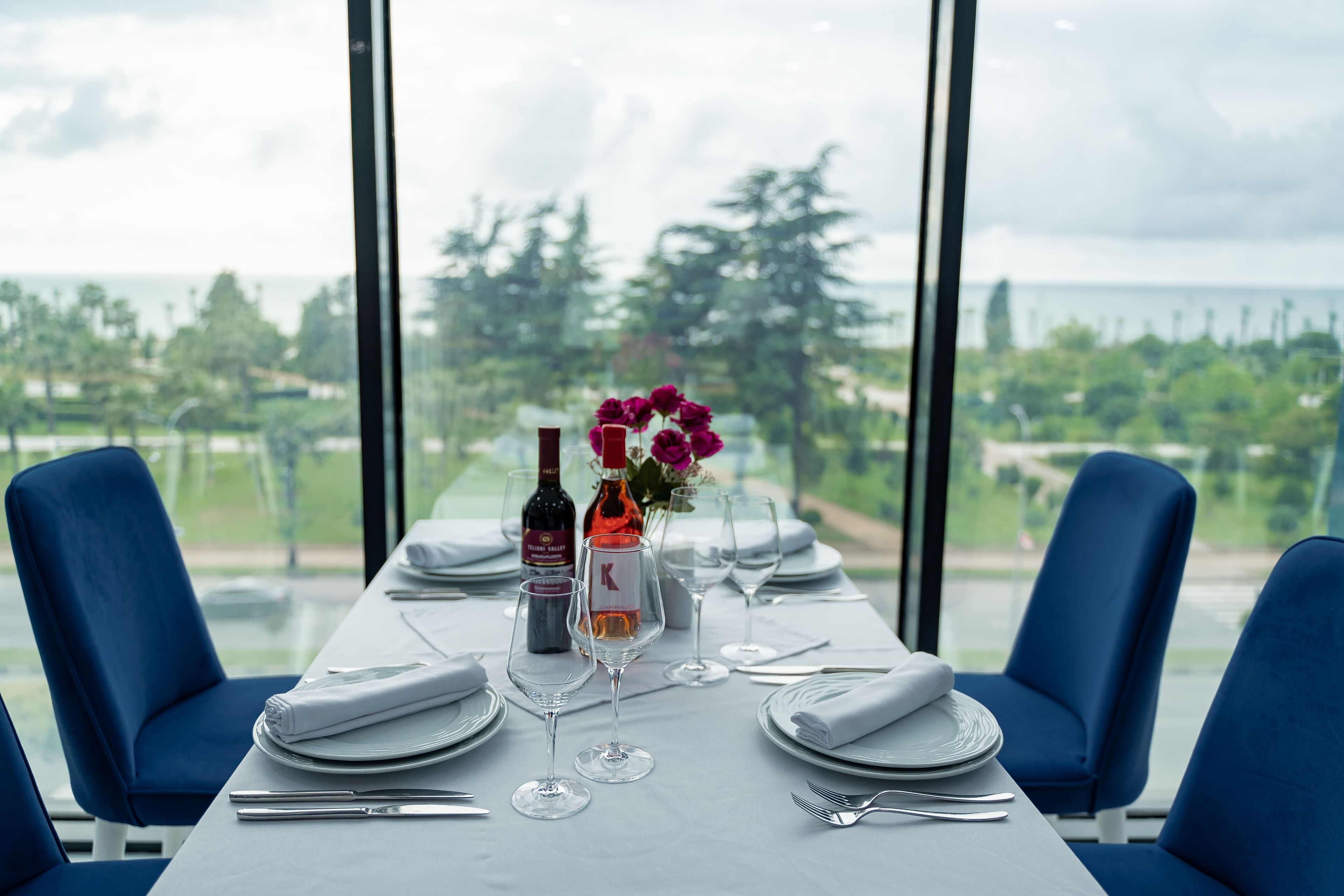 Una mesa de comedor para dos con vistas al exterior.