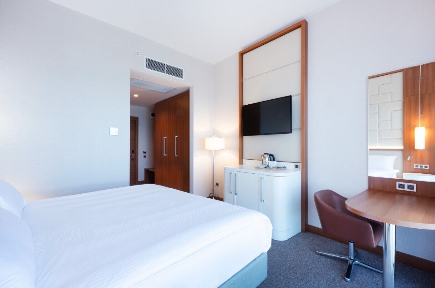 Een kluis op de kamer, een bureau, gratis wifi, beddengoed