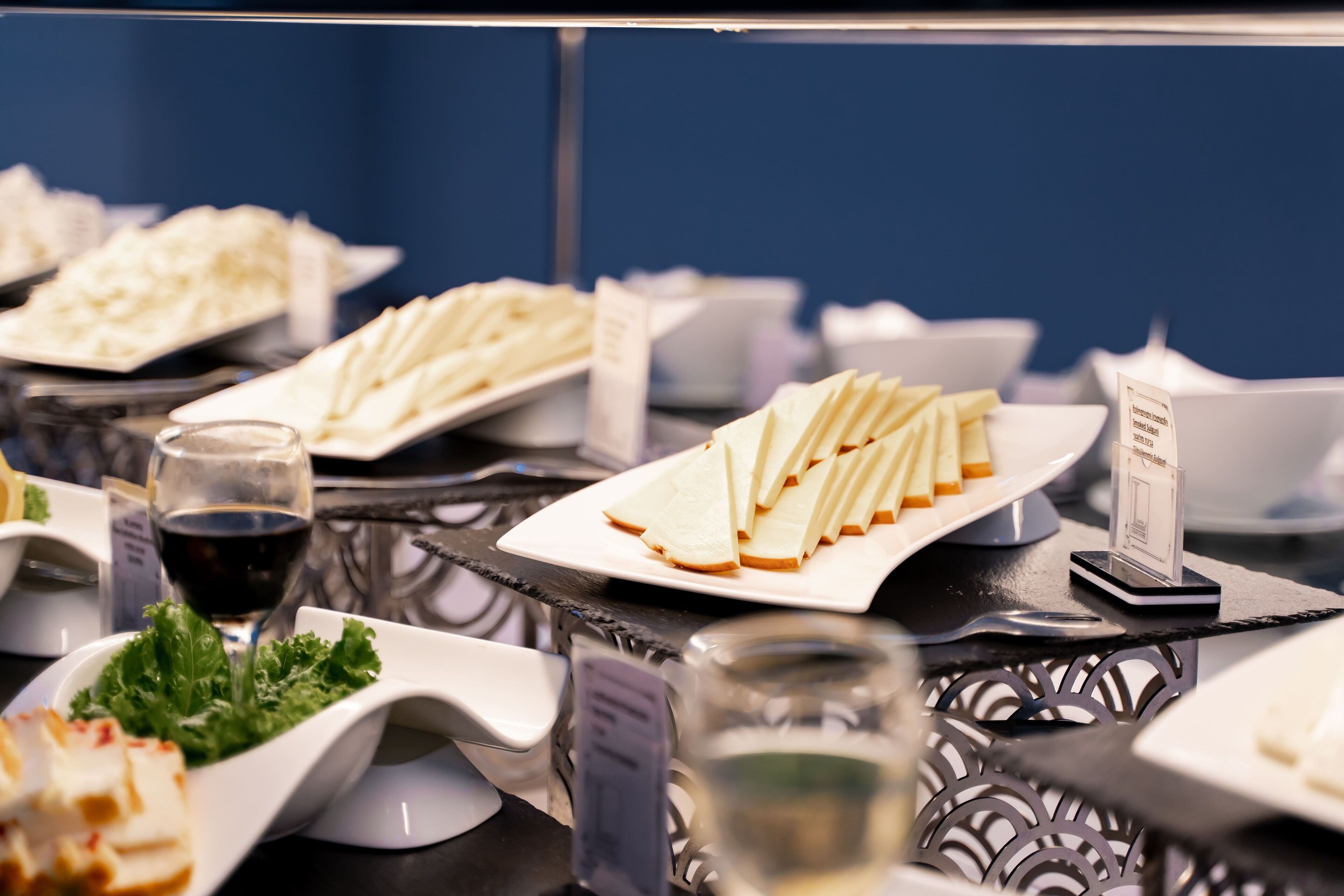 Une table de buffet avec divers plats et un verre à vin.