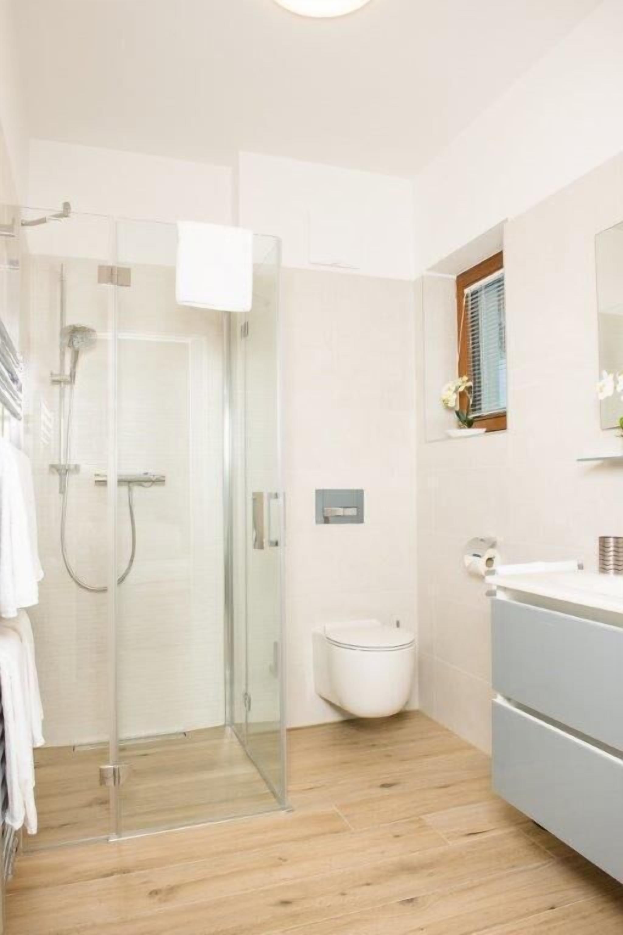 Haartrockner, Bademäntel, Fußbodenheizung (Badezimmer), Handtücher