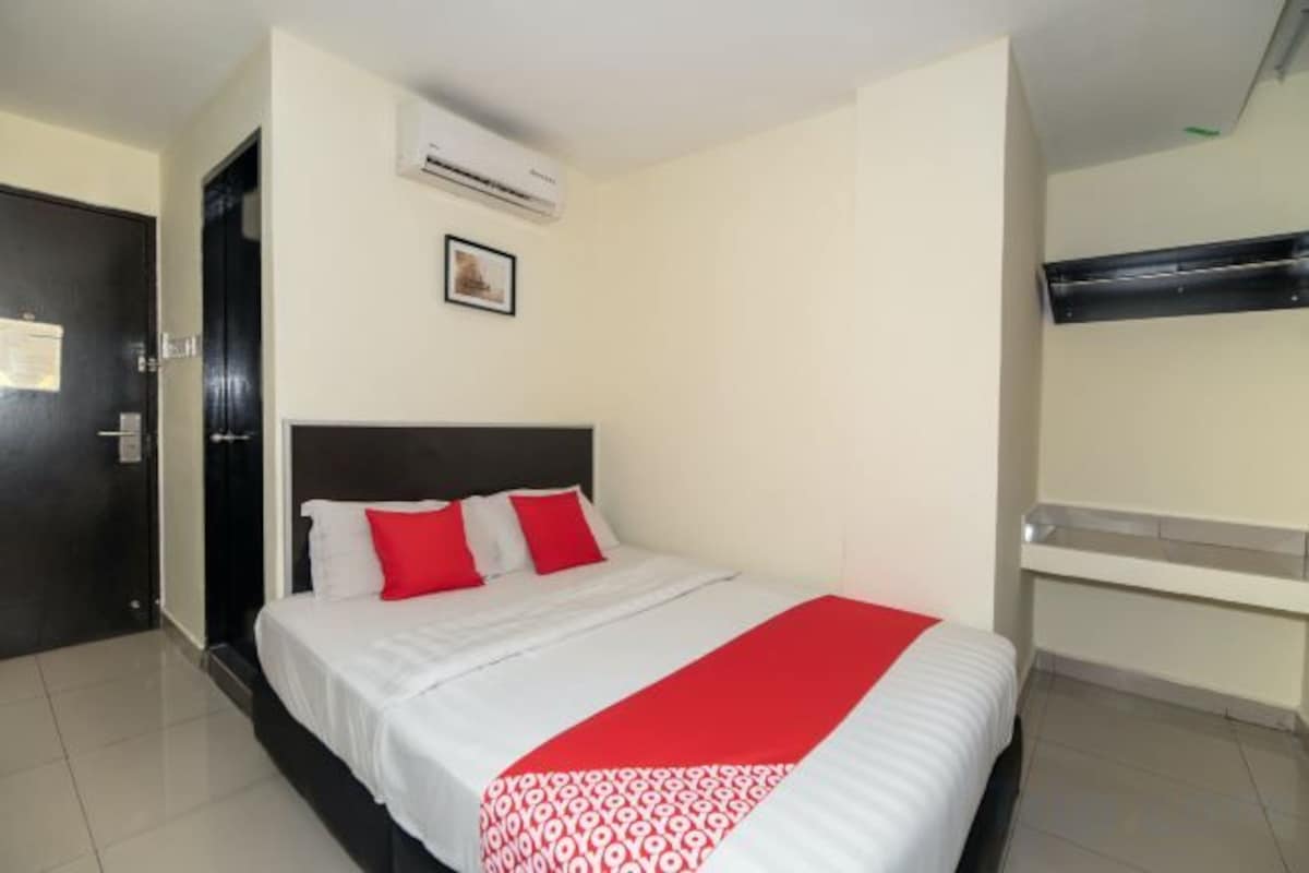 Desk, WiFi (free), bed sheets