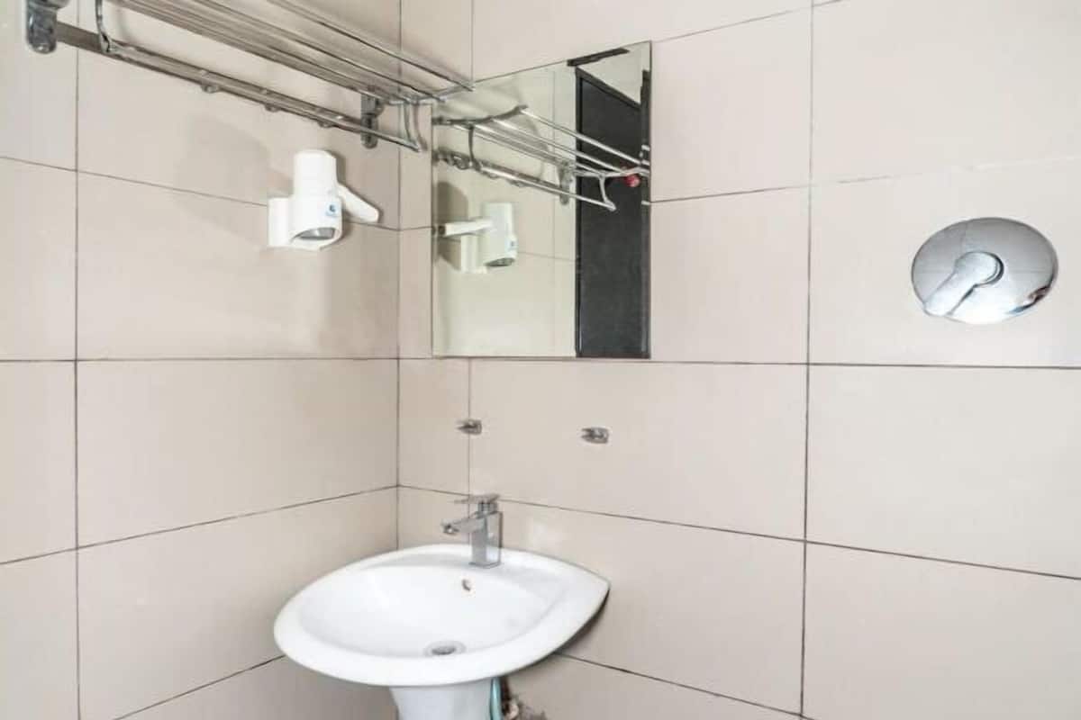 Chuveiro, chuveiro com efeito de chuva, produtos de toalete grátis, bidê