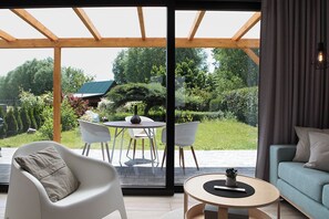 Smart TV, lareira, livros