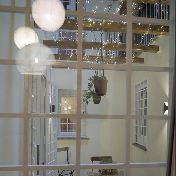 المنشأة من الداخل