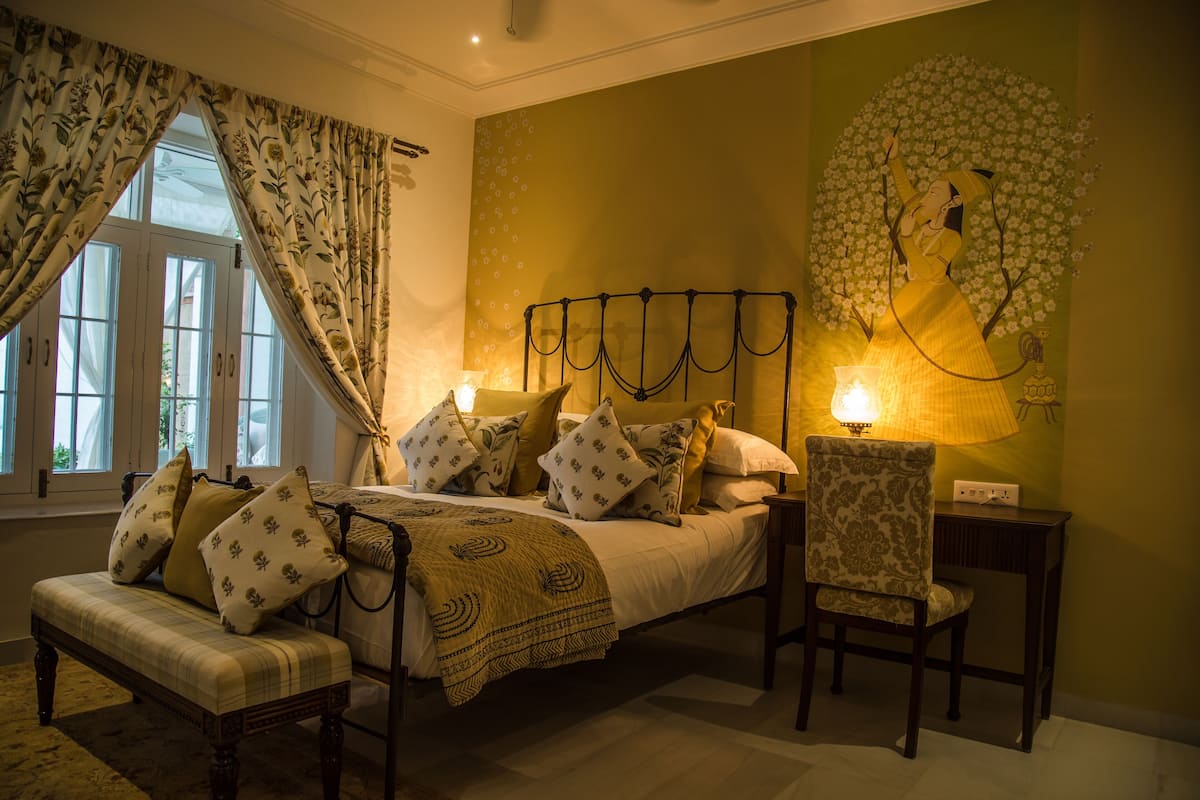 Desk, free WiFi, bed sheets