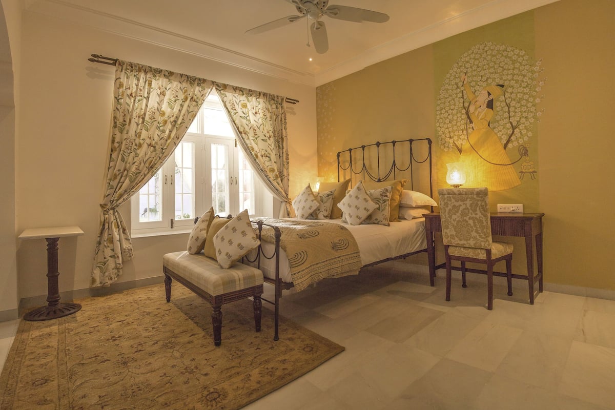 Luxury Room | Desk, WiFi (free), bed sheets