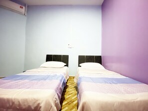 雙床房 | 書桌、免費無線上網、床單