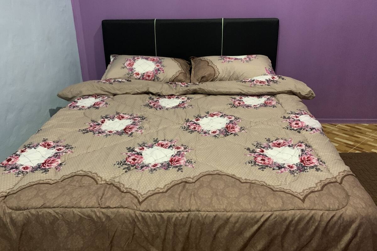 Double Room, Shared Bathroom | Desk, free WiFi, bed sheets