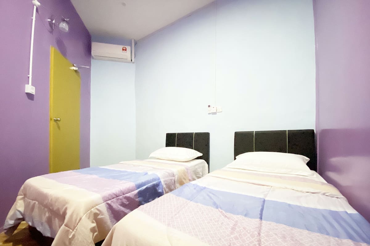 Twin Room | Desk, free WiFi, bed sheets