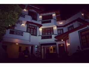 Front of property – evening/night - Hotel Mandakini (Battaramulla)