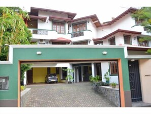 Front of property - Hotel Mandakini (Battaramulla)