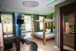 1 bedroom, desk, travel crib, WiFi