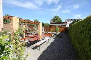 Outdoor dining - Studio Forest - Romantic Apartments in Leipzig, *2km to the city center* (Leipzig)
