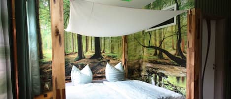 1 bedroom, desk, travel crib, WiFi