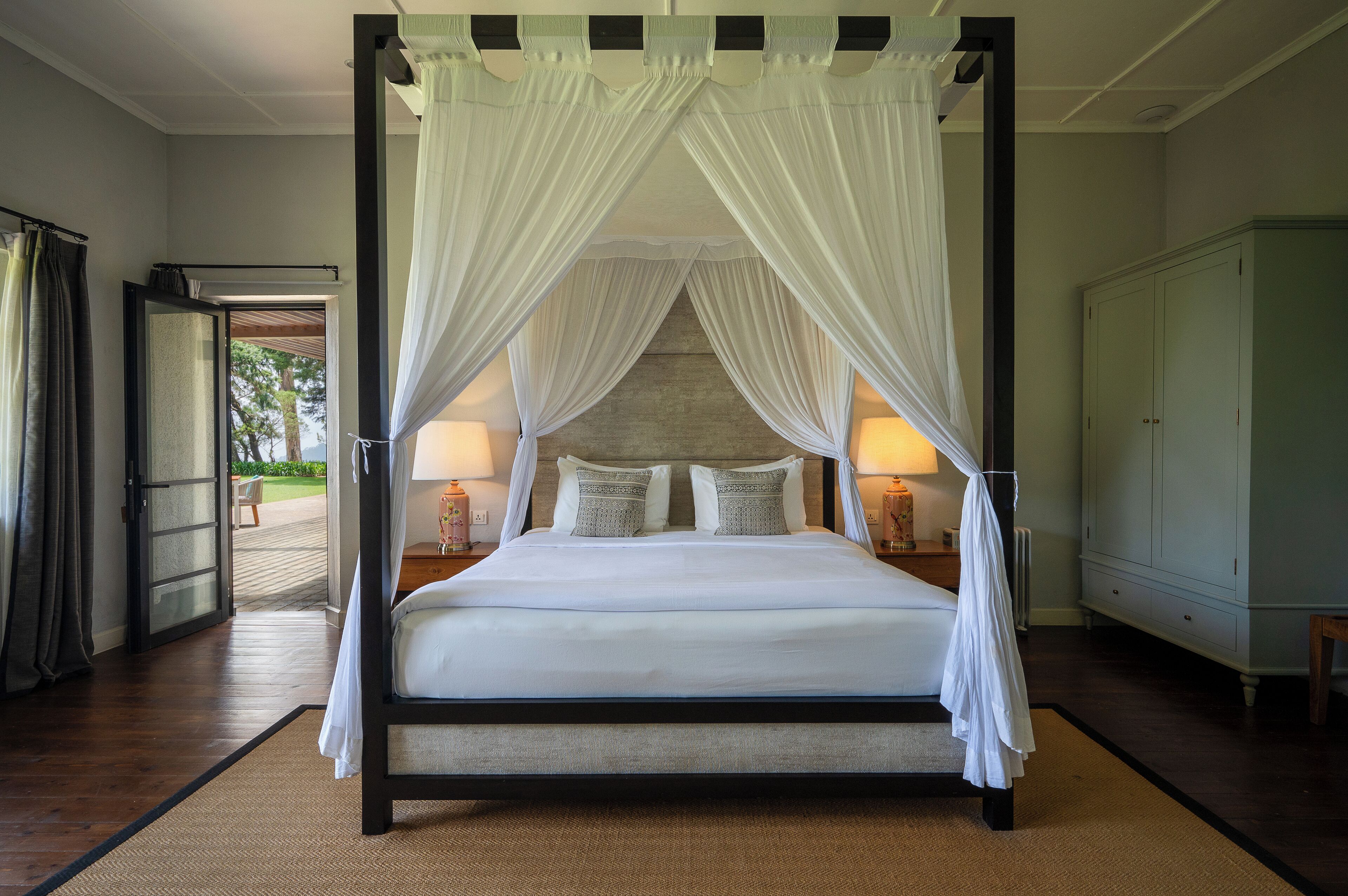 Quarto casal luxo | Cofres nos quartos, individualmente decorados