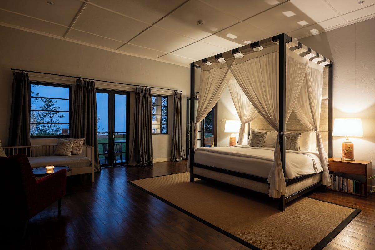 Premium bedding, in-room safe, individually decorated