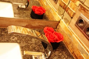 Unclassified image, 2 of 19, button - Studio Metal North - Romantic Apartments in Leipzig, *2km to the city center* (Leipzig)